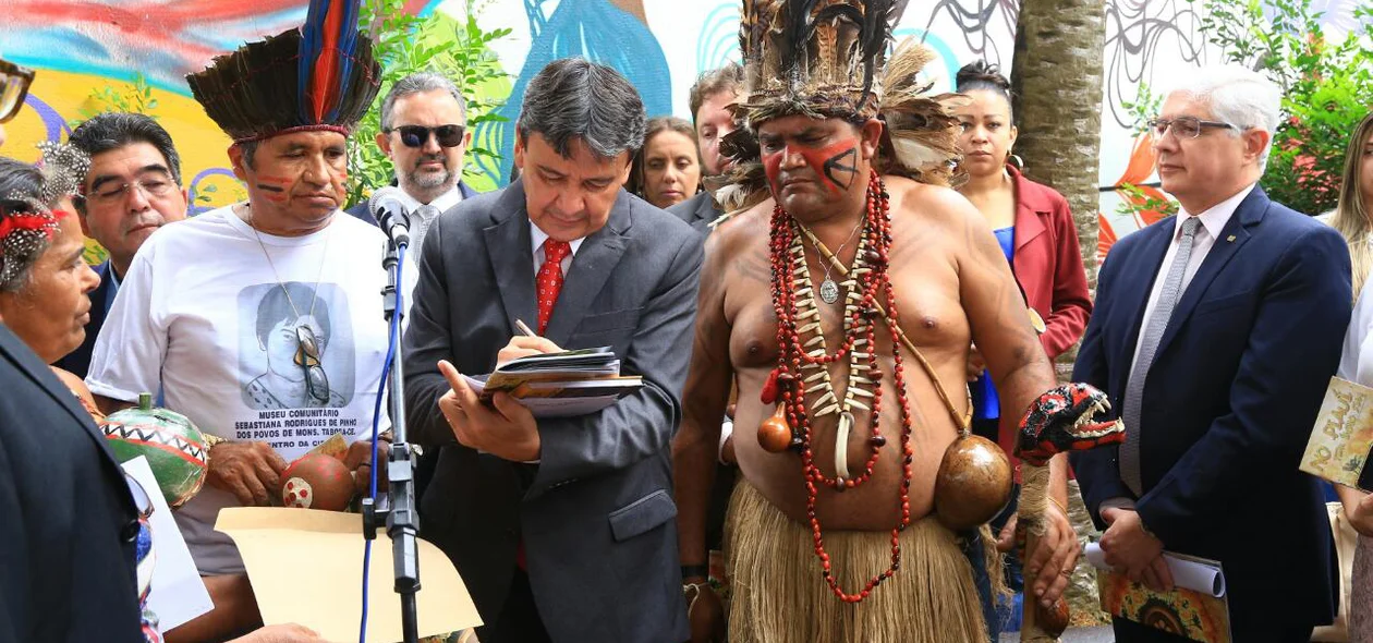 Wellington Dias durante assinatura em solenidade no Museu do Piauí