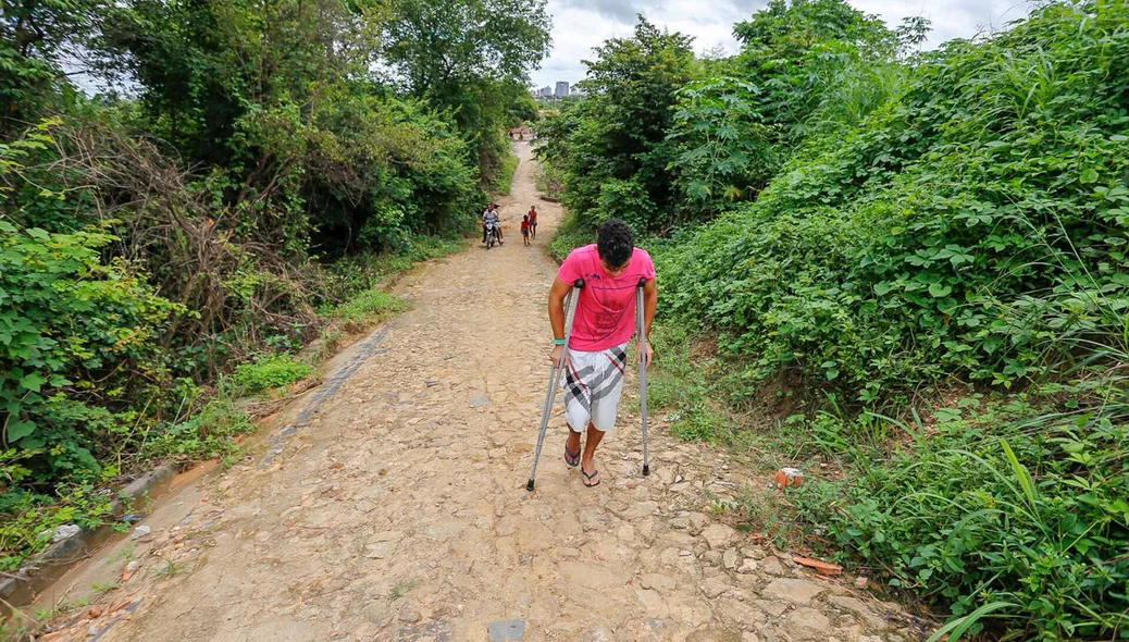 Morador com dificuldades de passar pelo local