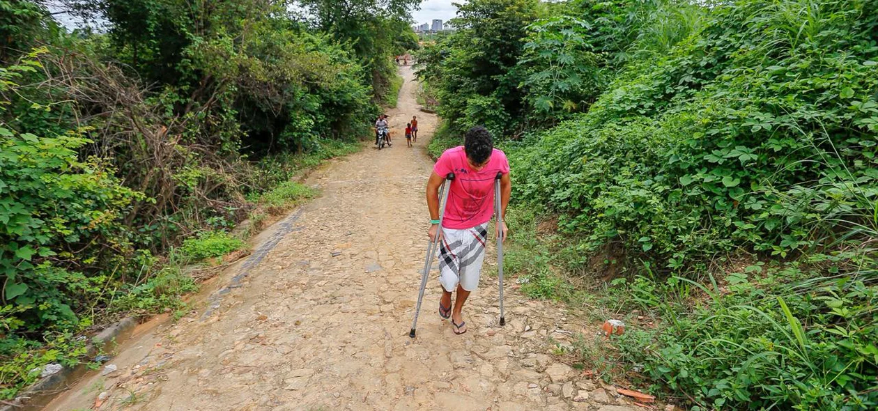 Morador com dificuldades de passar pelo local