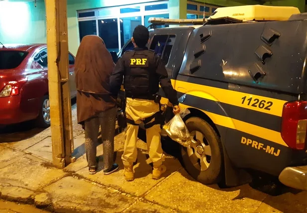 Mulher presa pela PRF