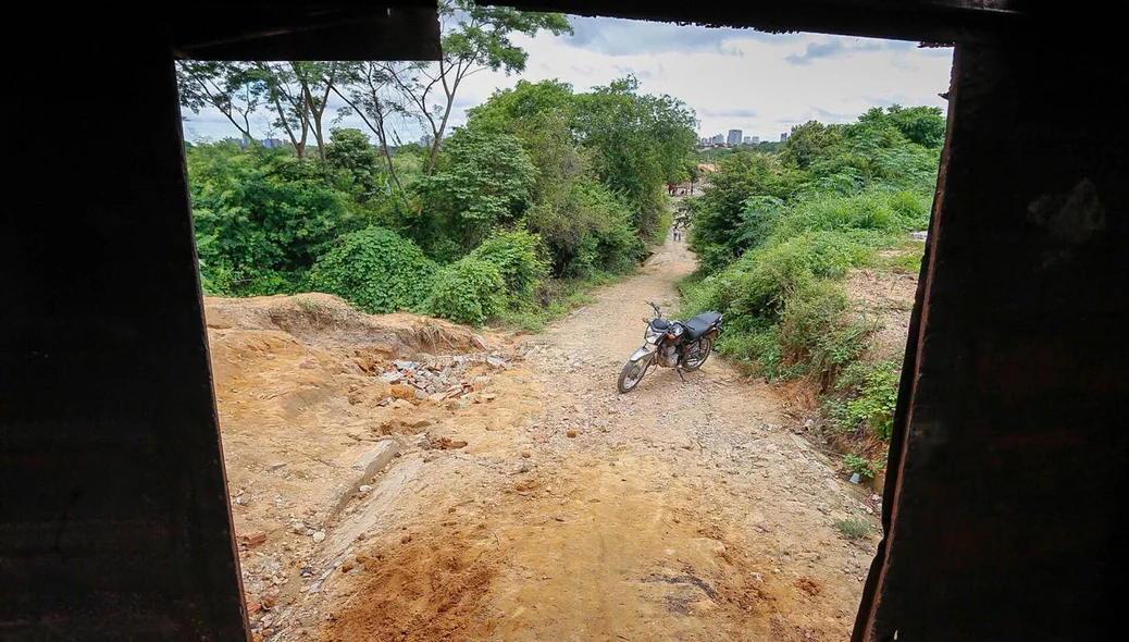 Passagem feita por moradores do bairro