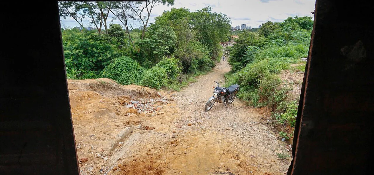 Passagem feita por moradores do bairro