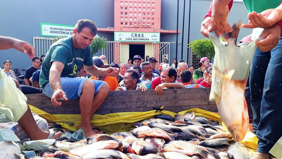 Entrega de peixes da Semana Santa