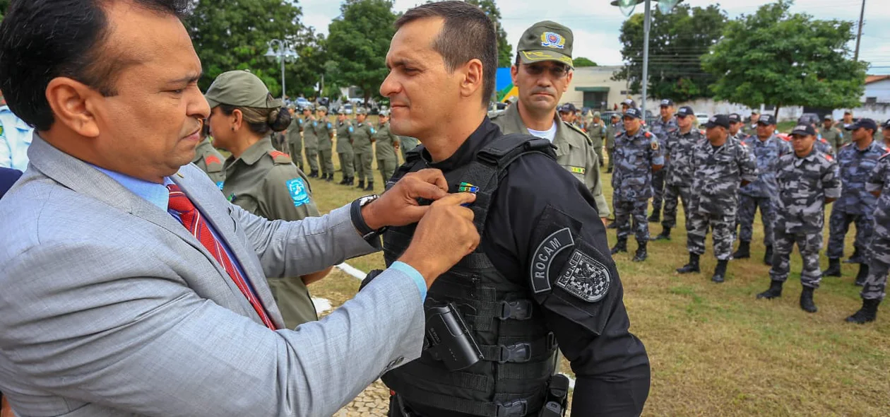 Fábio Abreu entrega medalha a policial