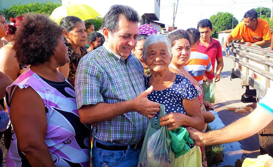 Prefeito Genival Bezerra participa da tradicional entrega de peixes 