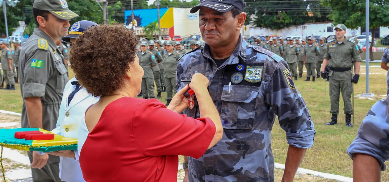 Regina Sousa entrega medalha a policial