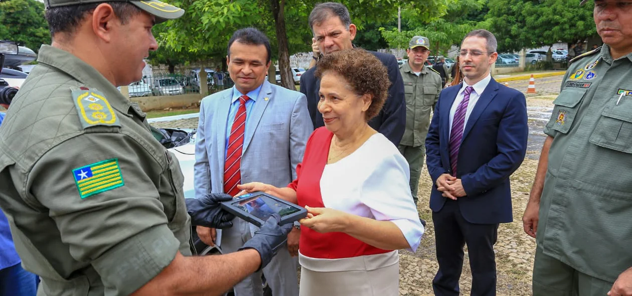 Regina Sousa entrega tablet a policial militar
