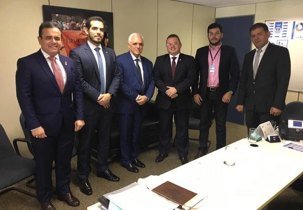Tenente-coronel Nixon Frota reunido com deputados 