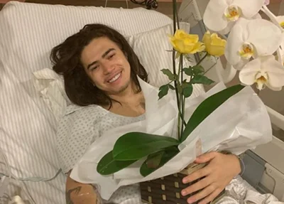 Whindersson Nunes ganha flores da esposa após acordar de cirurgia