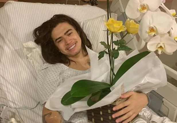 Whindersson Nunes ganha flores da esposa após acordar de cirurgia
