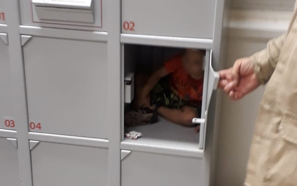 A criança estava brincando com o irmão quando ficou presa