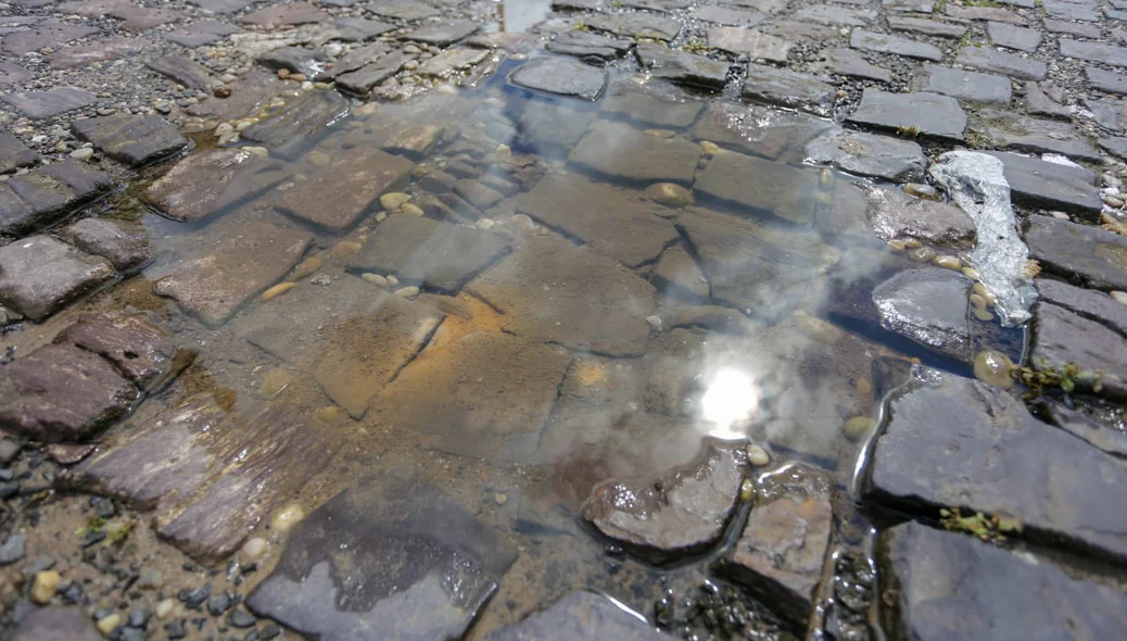 Água está tomando de conta da rua 