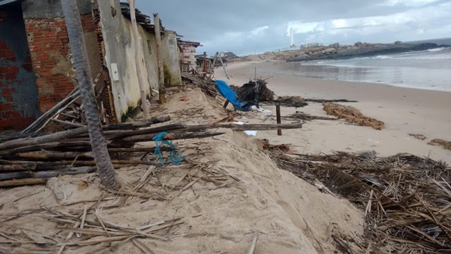 Barracas atingidas pela ressaca marítima