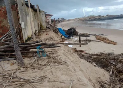 Barracas atingidas pela ressaca marítima