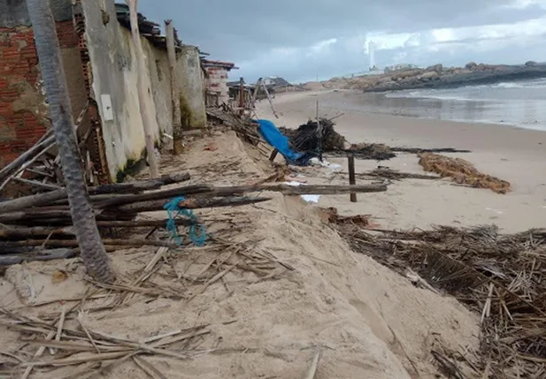 Barracas atingidas pela ressaca marítima