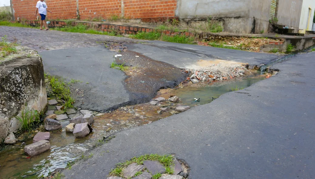 Buraco em rua no bairro no Lourival Parente 