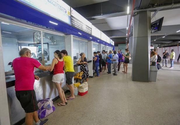 Compras de passagens na rodoviária Lucídio Portella