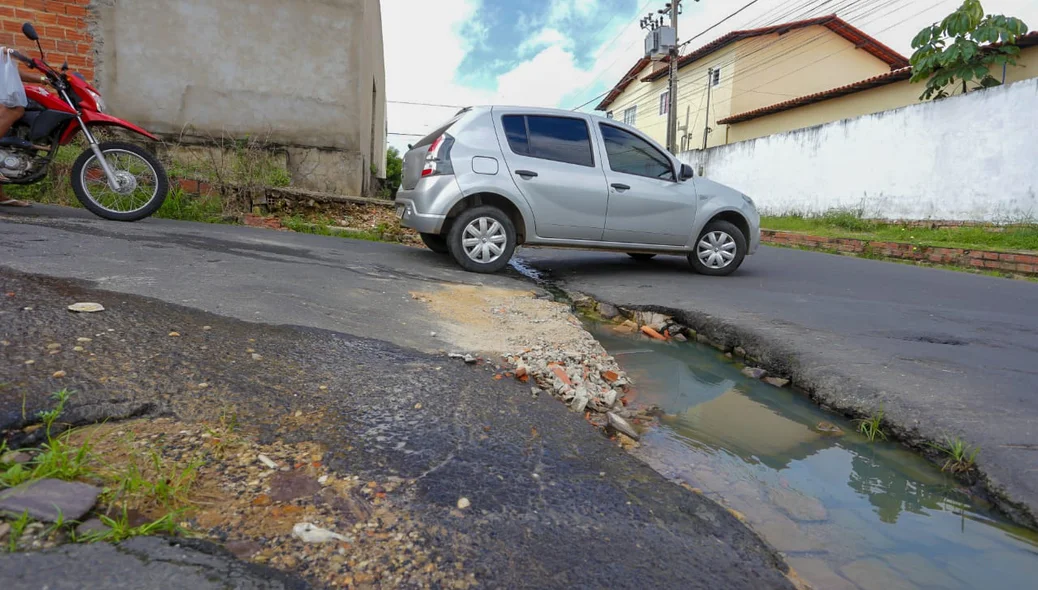 Cratera se abre em rua no Lourival Parente