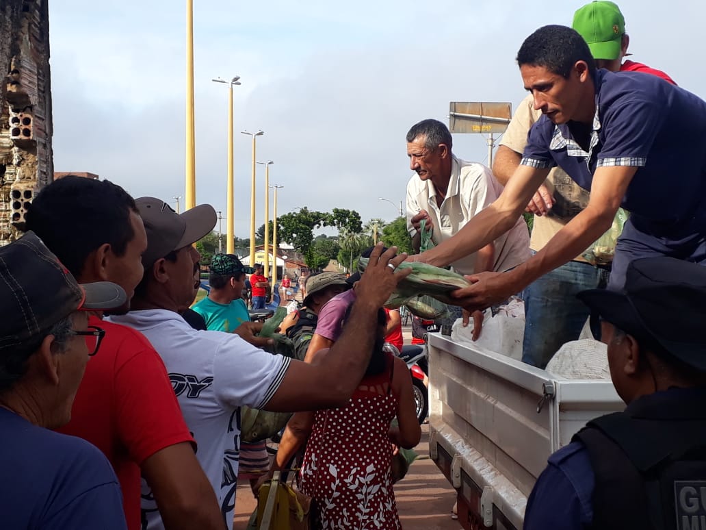 Entrega de peixes e cestas da Semana Santa