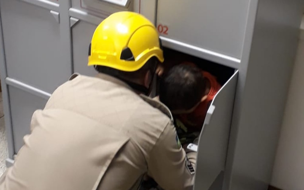 O Corpo de Bombeiros usou um pé de cabra para arrombar o guarda-volumes