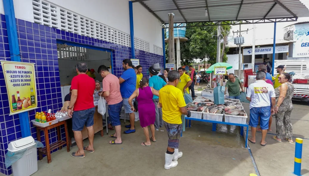 Pessoas fazem fila para garantir seu peixe 