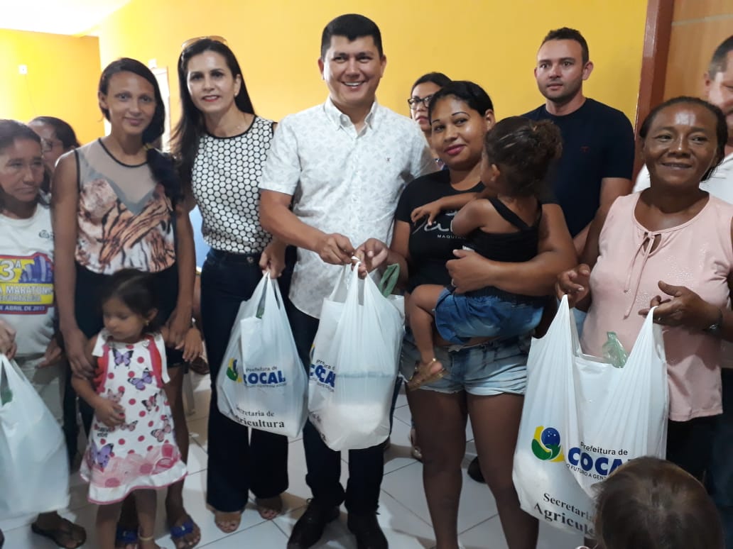 Prefeito Rubens entrega de peixes e cestas da Semana Santa