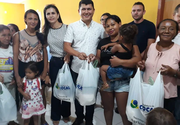 Prefeito Rubens entrega de peixes e cestas da Semana Santa
