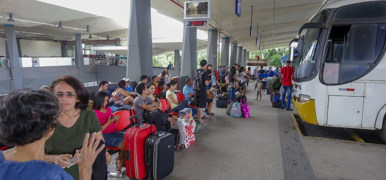 Salão de embarque do terminal Lucídio Portella 