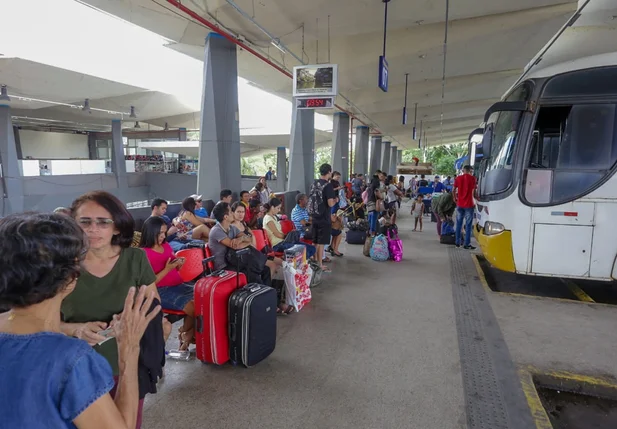 Salão de embarque do terminal Lucídio Portella 