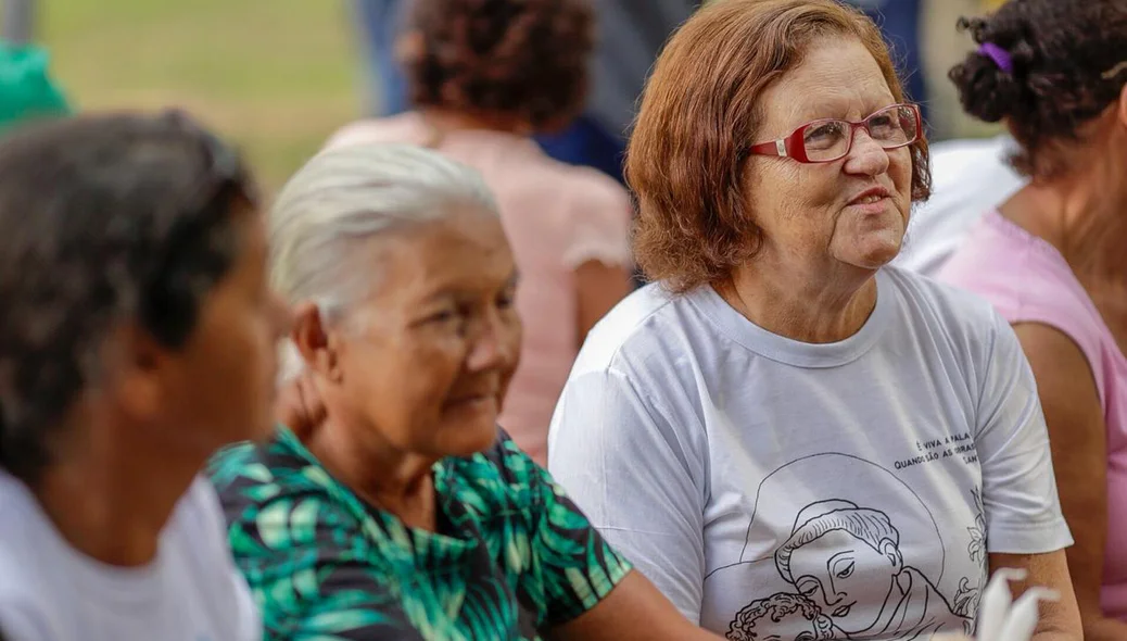 Alguns fiéis participam da procissão todos os anos 