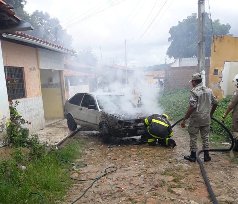 Carro pegou fogo na manhã desta sexta-feira 