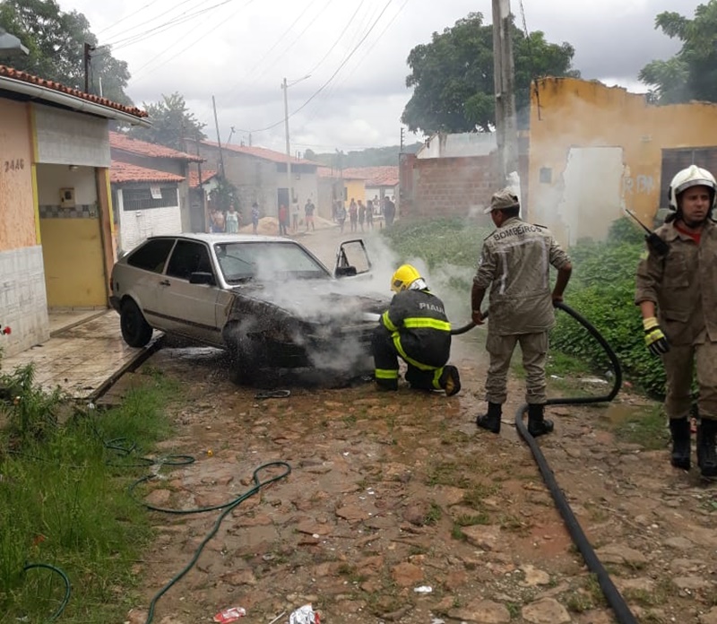 Carro pegou fogo na manhã desta sexta-feira 