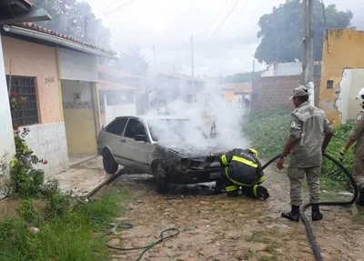 Carro pegou fogo no bairro São Pedro