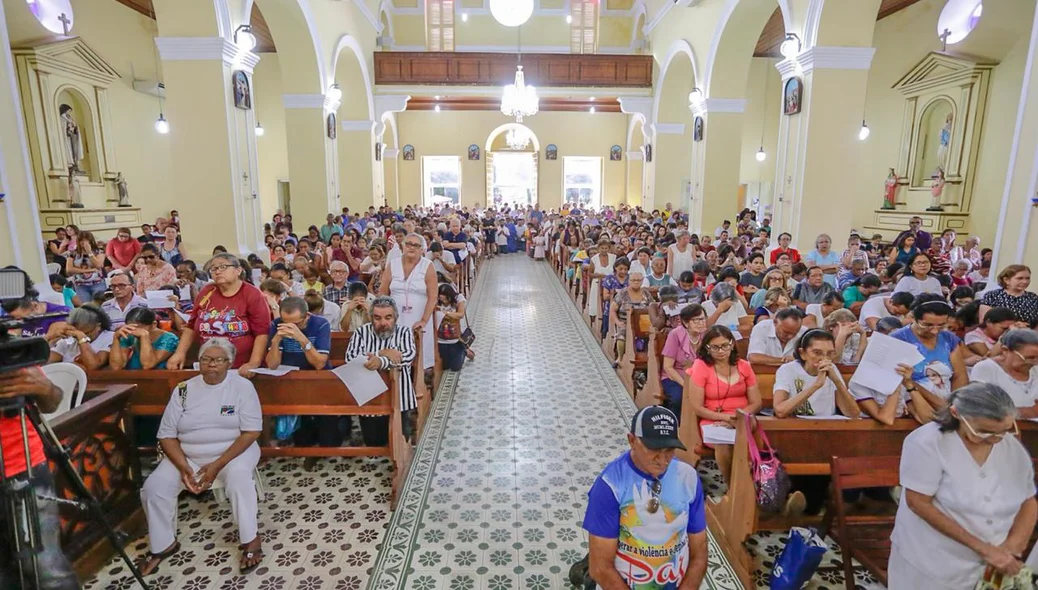 Fiéis lotaram a Catedral de Nossa Senhora das Dores