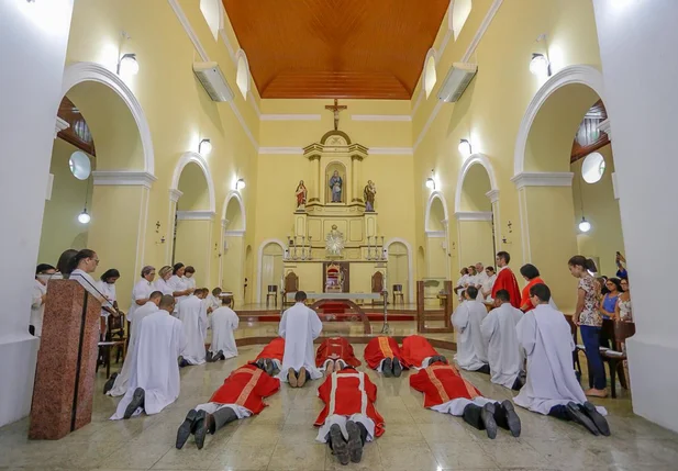 Fiéis participam de procissão do senhor morto em Teresina