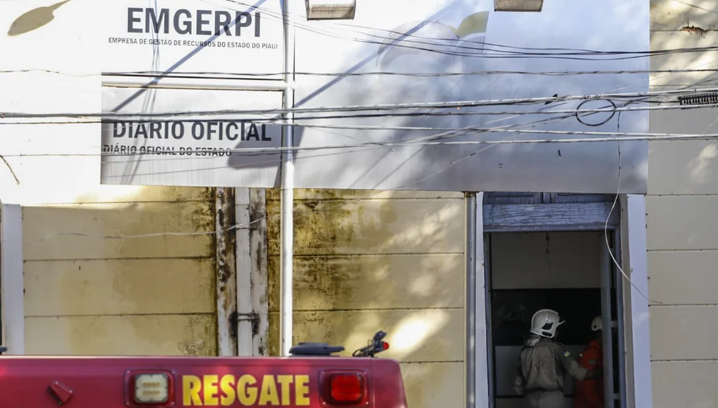 Bombeiros no interior do prédio