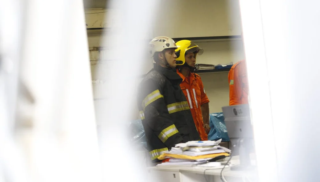 Equipe dos bombeiros avaliam condição do teto