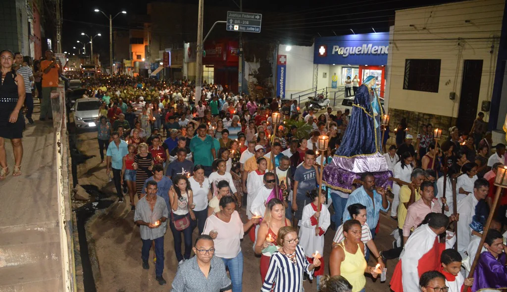 Fiéis carregam a imagem de Nossa Senhora