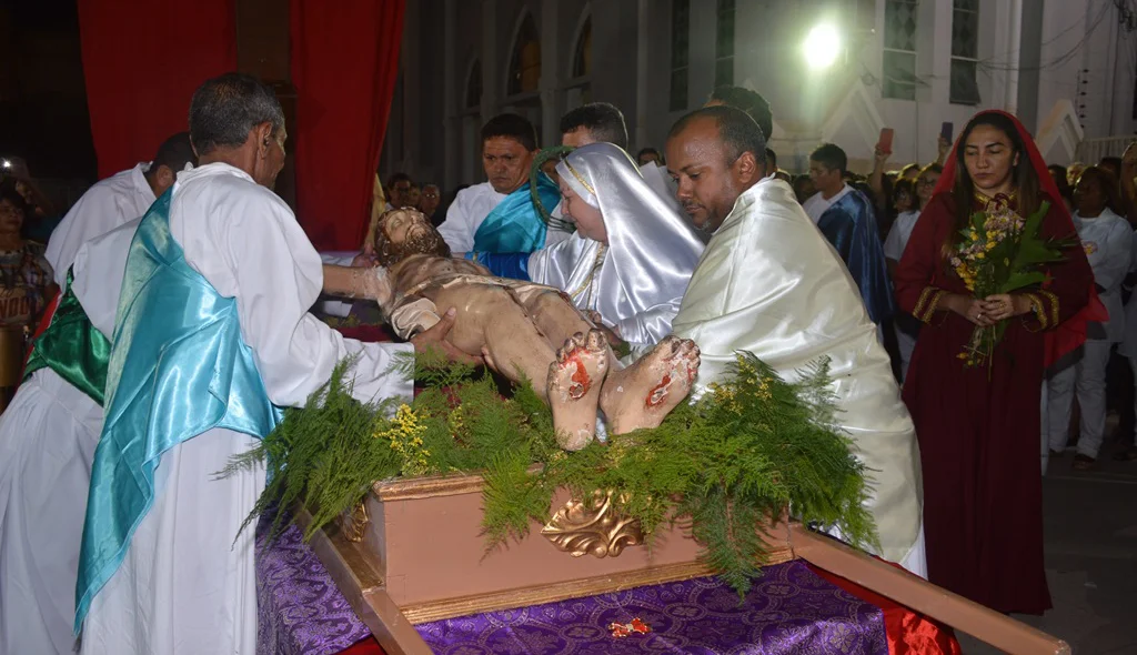 Imagem do Senhor Morto é colocada no esquive