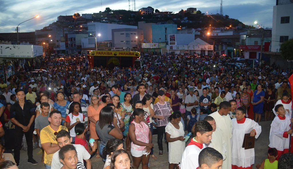 Multidão aguarda início da procissão