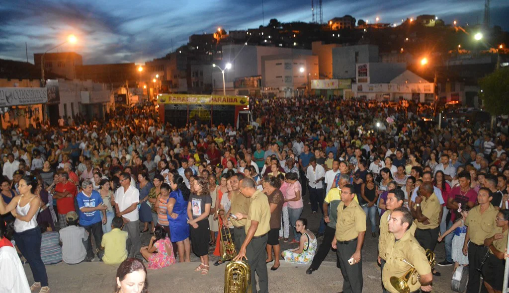 Multidão lota a praça Justino Luz