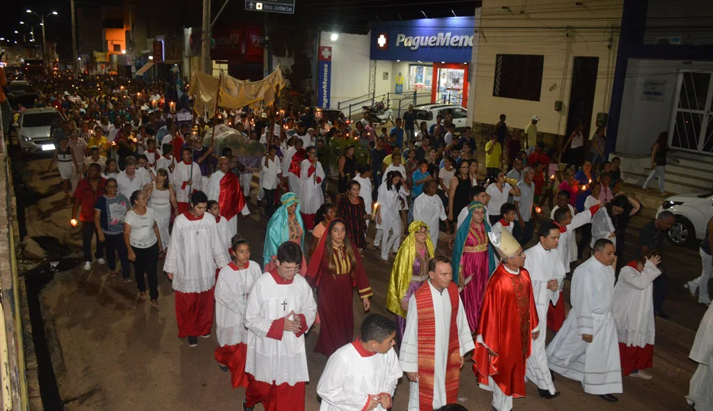 Procissão percorre as ruas centrais de Picos