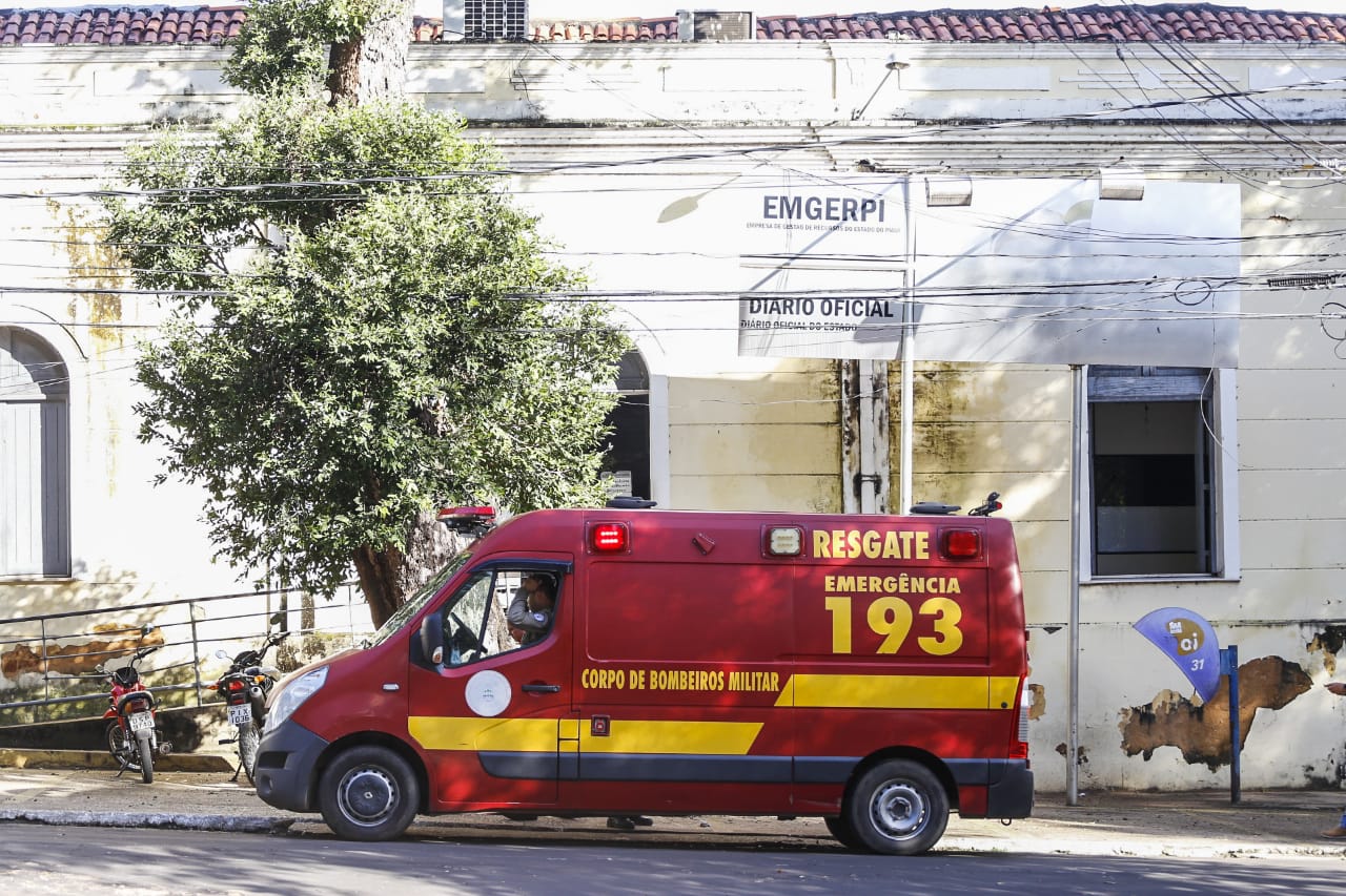 Teto da Emgerpi ameaça desabar no centro de Teresina