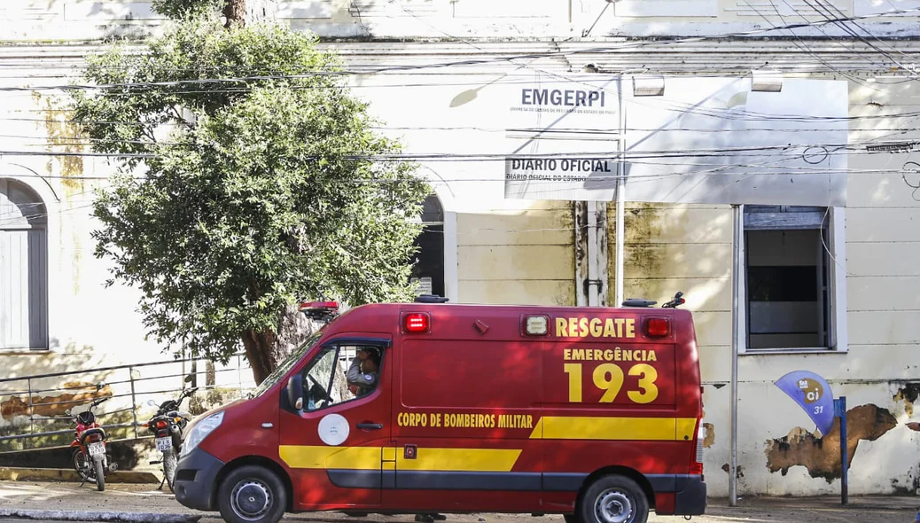 Teto da Emgerpi ameaça desabar no centro de Teresina