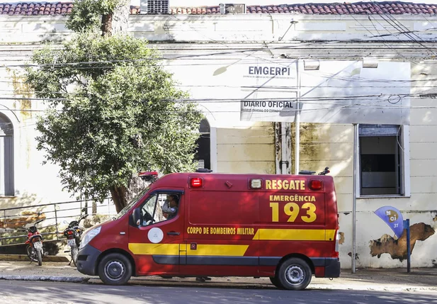 Teto da Emgerpi ameaça desabar no centro de Teresina