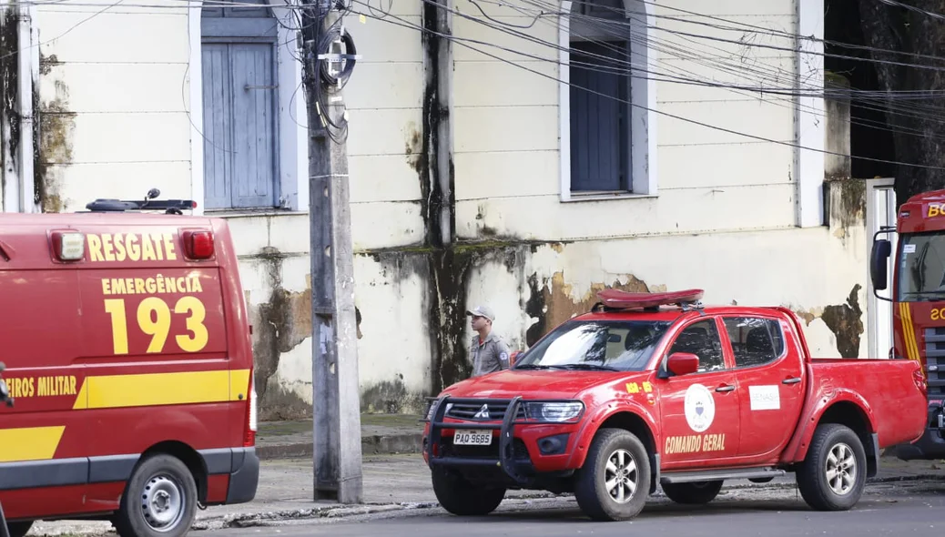 Várias equipes do Corpo de Bombeiros no local