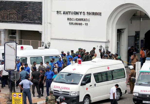 Equipes de segurança e resgate na frente de igreja na capital do Sri Lanka