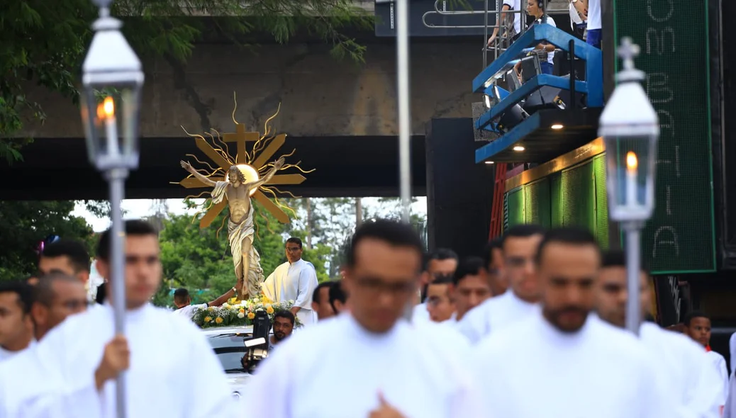 Fiéis carregam imagem de Jesus Cristo crucificado 