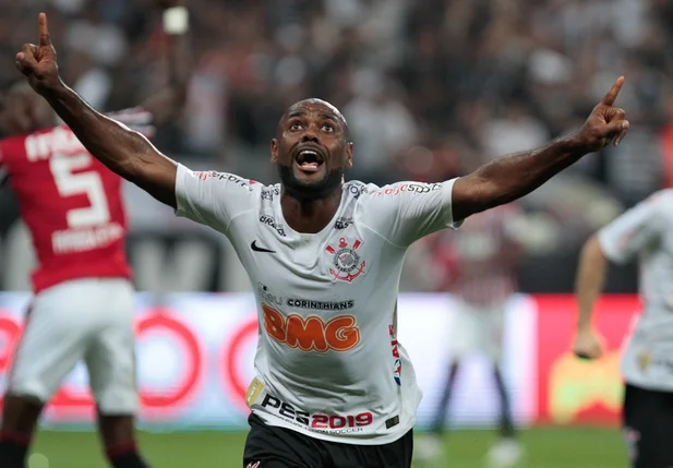 Love comemora gol