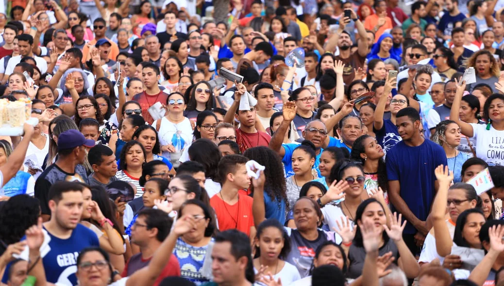Milhares de fiéis participam do Teresina Ressuscita com Cristo